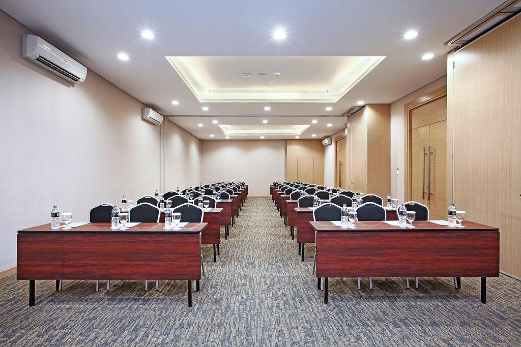Hotel Neo Cirebon By Aston Exterior photo