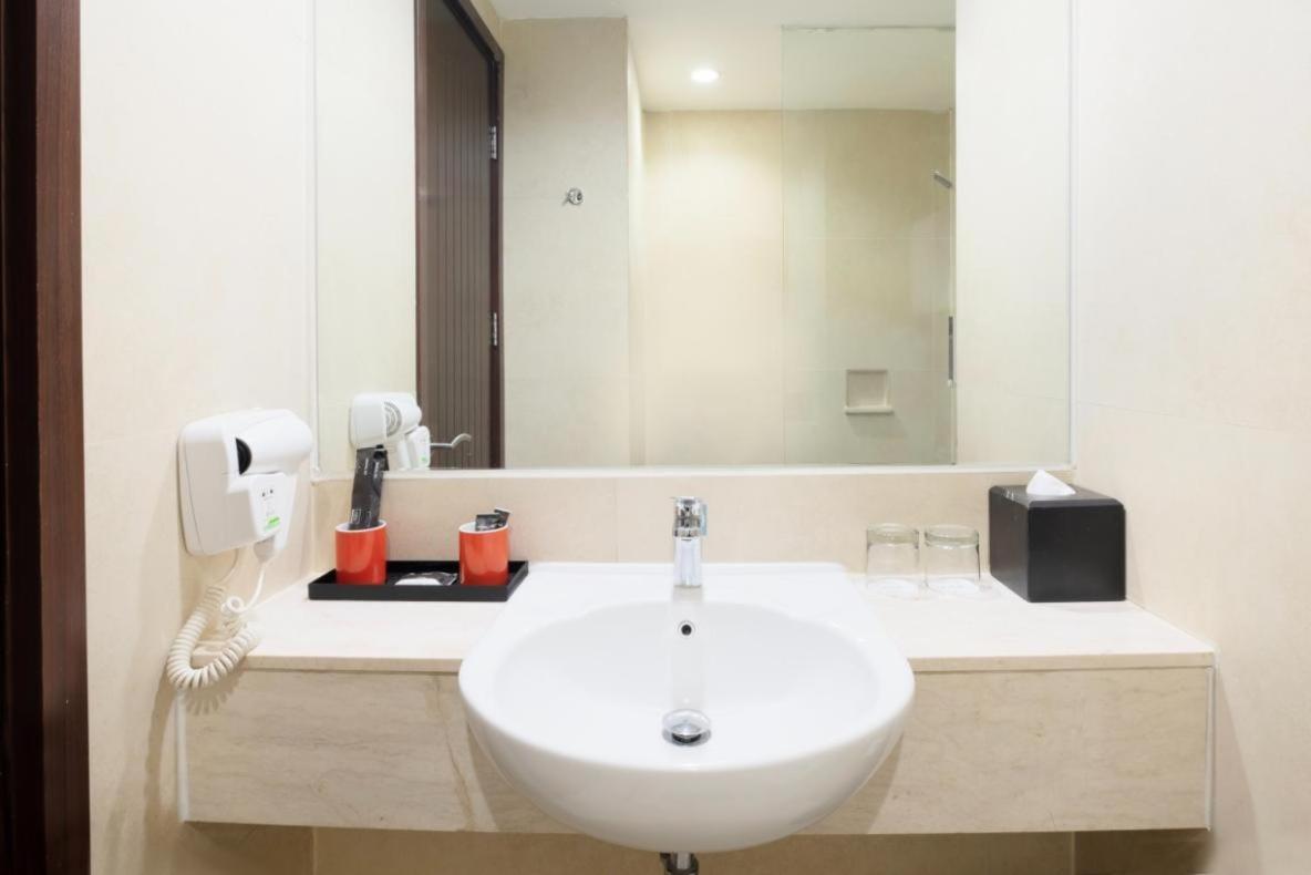 Hotel Neo Cirebon By Aston Exterior photo