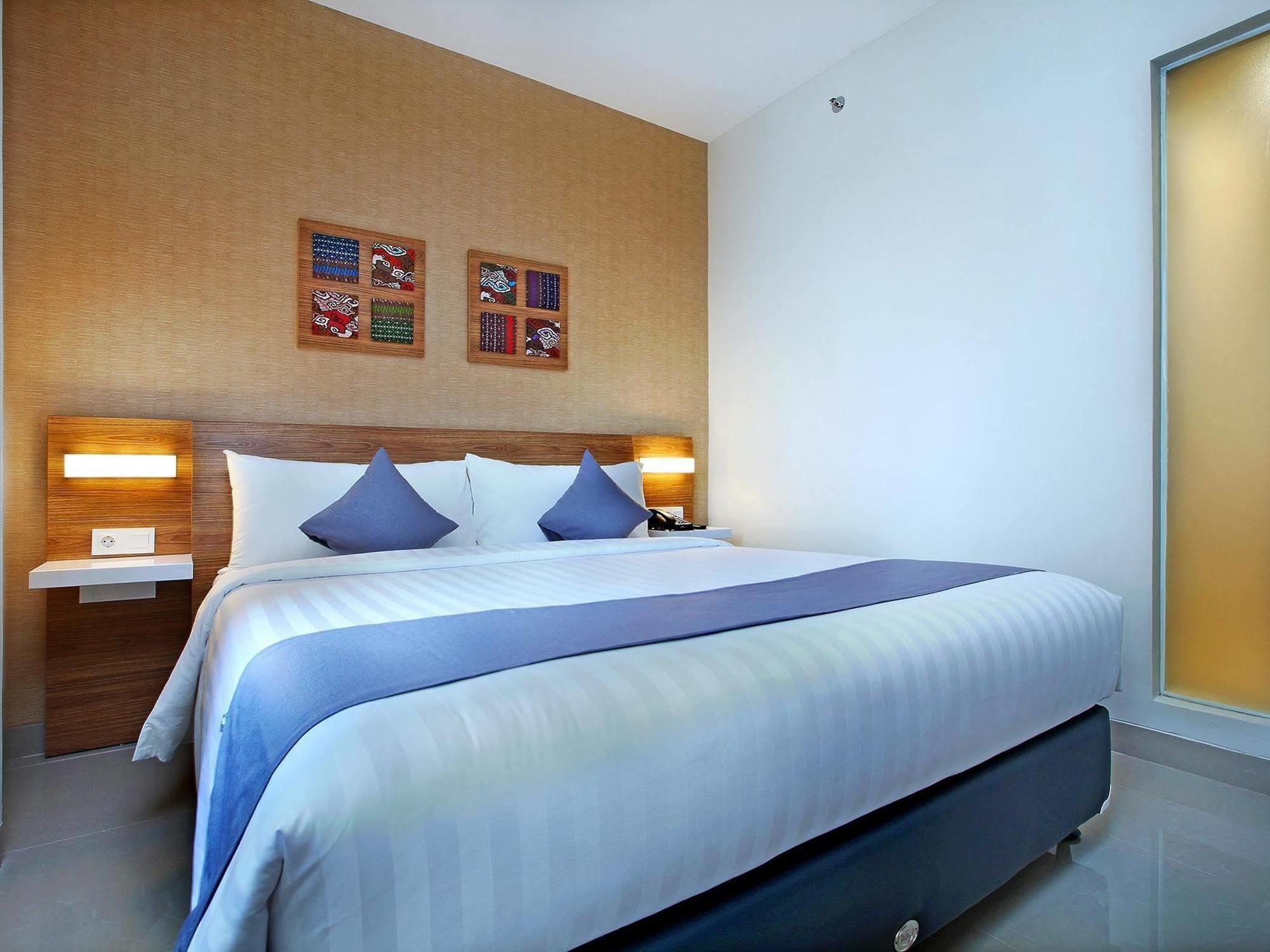 Hotel Neo Cirebon By Aston Exterior photo