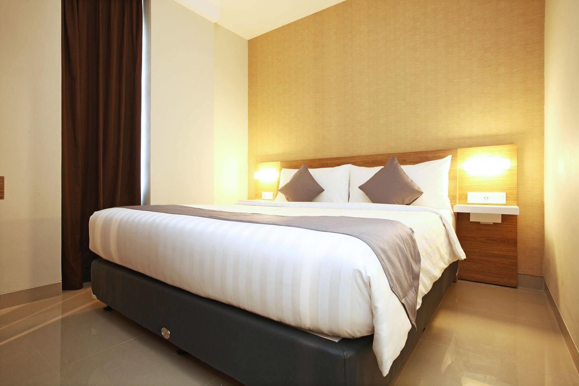 Hotel Neo Cirebon By Aston Exterior photo