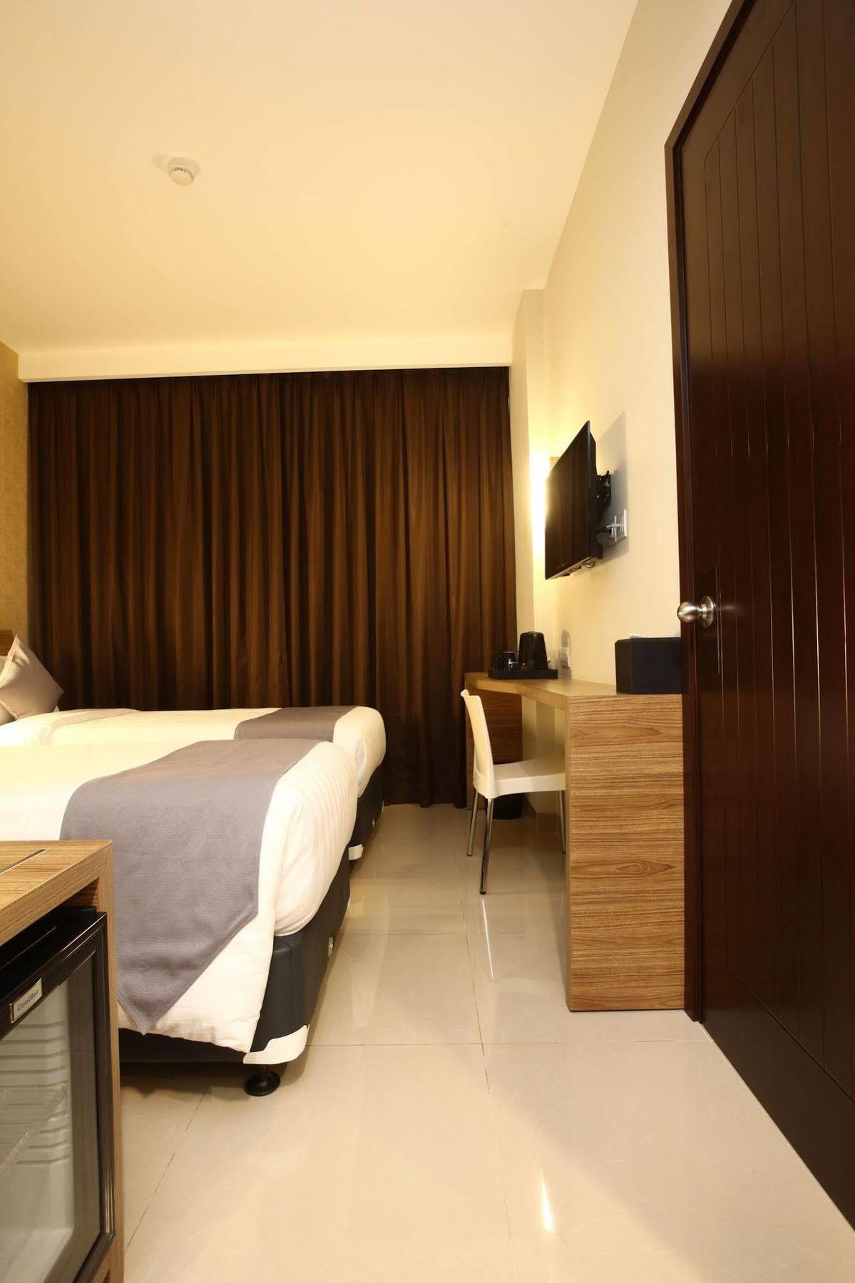 Hotel Neo Cirebon By Aston Exterior photo