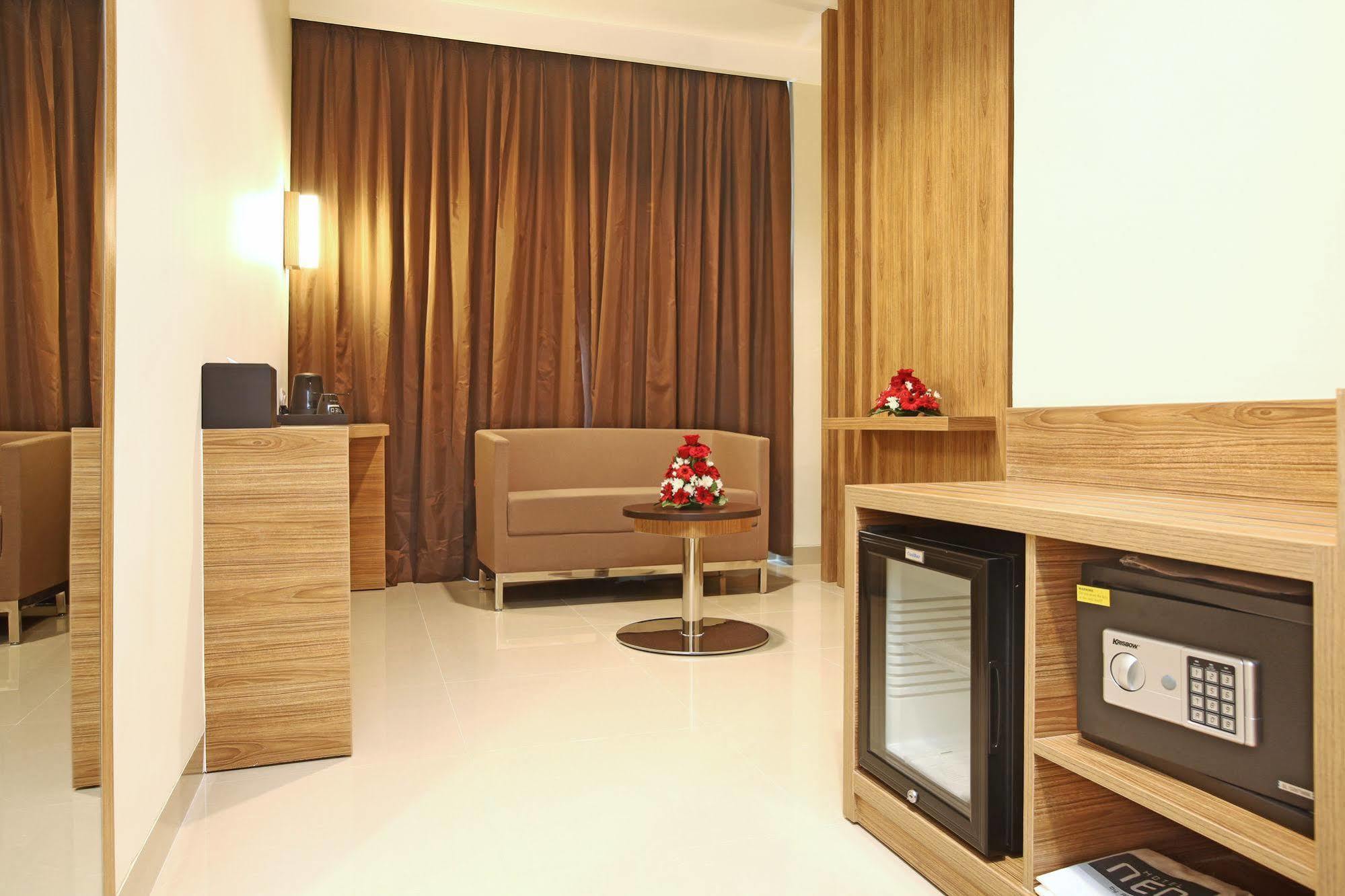 Hotel Neo Cirebon By Aston Exterior photo