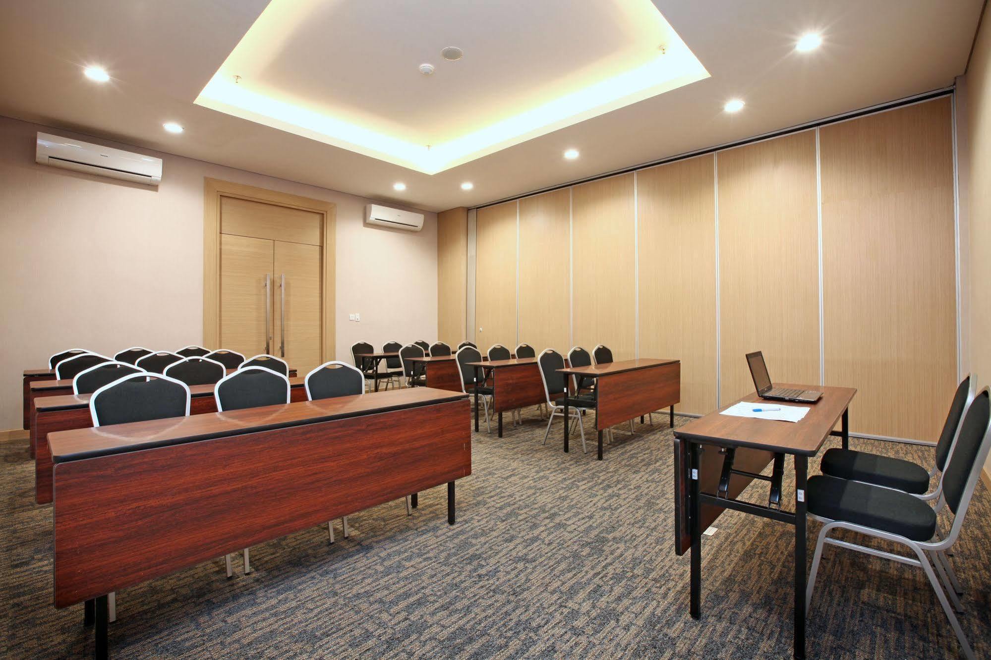Hotel Neo Cirebon By Aston Exterior photo